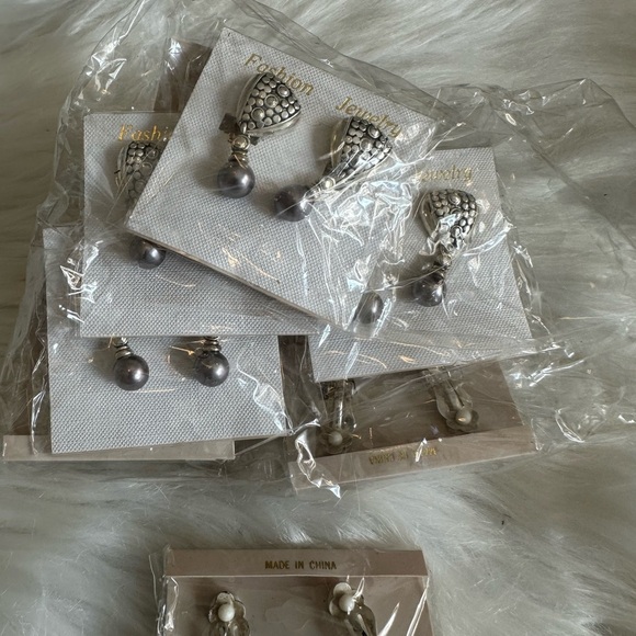 💜3/$15 Elegant Silver and Black Clip-On Earrings - Picture 3 of 4